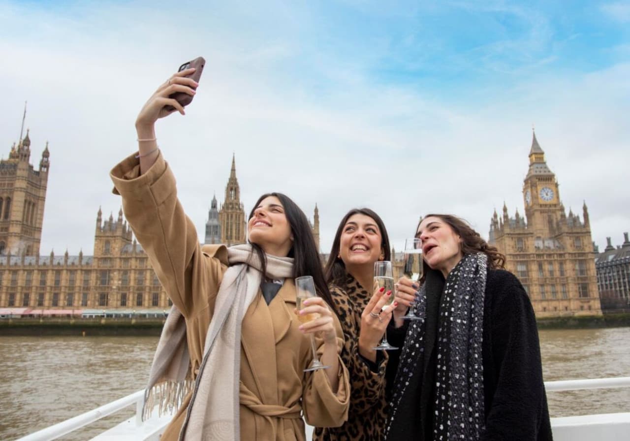London Day Dining Cruise on the River Thames by City Cruises - image 2